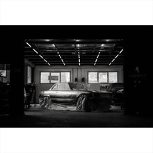 Lade das Bild in den Galerie-Viewer, Aluminiumbild Klassischer Sportwagen in Werkstatt unter Abdeckung Querformat