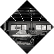 Lade das Bild in den Galerie-Viewer, Aluminiumbild Klassischer Sportwagen in Werkstatt unter Abdeckung Raute