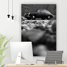 Lade das Bild in den Galerie-Viewer, Aluminiumbild gebürstet Klassischer Sportwagen mit zeitloser Eleganz Hochformat