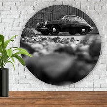 Lade das Bild in den Galerie-Viewer, Aluminiumbild gebürstet Klassischer Sportwagen mit zeitloser Eleganz Kreis