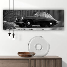 Lade das Bild in den Galerie-Viewer, Aluminiumbild gebürstet Klassischer Sportwagen mit zeitloser Eleganz Panorama