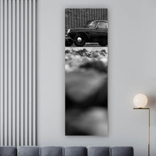 Lade das Bild in den Galerie-Viewer, Aluminiumbild gebürstet Klassischer Sportwagen mit zeitloser Eleganz Panorama Hoch