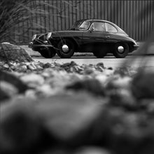 Lade das Bild in den Galerie-Viewer, Spannrahmenbild Klassischer Sportwagen mit zeitloser Eleganz Quadrat