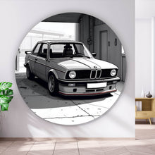 Lade das Bild in den Galerie-Viewer, Aluminiumbild gebürstet Klassischer Wagen in einer schattigen Garageneinfahrt Kreis