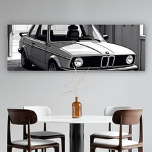 Lade das Bild in den Galerie-Viewer, Leinwandbild Klassischer Wagen in einer schattigen Garageneinfahrt Panorama