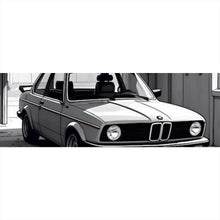 Lade das Bild in den Galerie-Viewer, Leinwandbild Klassischer Wagen in einer schattigen Garageneinfahrt Panorama