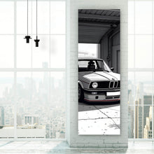 Lade das Bild in den Galerie-Viewer, Spannrahmenbild Klassischer Wagen in einer schattigen Garageneinfahrt Panorama Hoch
