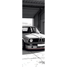 Lade das Bild in den Galerie-Viewer, Aluminiumbild gebürstet Klassischer Wagen in einer schattigen Garageneinfahrt Panorama Hoch
