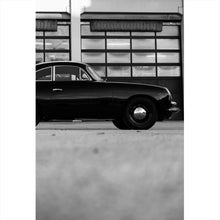Lade das Bild in den Galerie-Viewer, Spannrahmenbild Klassisches Auto vor Werkstattgebäude Hochformat
