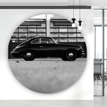 Lade das Bild in den Galerie-Viewer, Aluminiumbild Klassisches Auto vor Werkstattgebäude Kreis