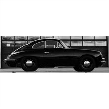 Lade das Bild in den Galerie-Viewer, Poster Klassisches Auto vor Werkstattgebäude Panorama