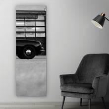 Lade das Bild in den Galerie-Viewer, Acrylglasbild Klassisches Auto vor Werkstattgebäude Panorama Hoch