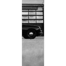 Lade das Bild in den Galerie-Viewer, Leinwandbild Klassisches Auto vor Werkstattgebäude Panorama Hoch