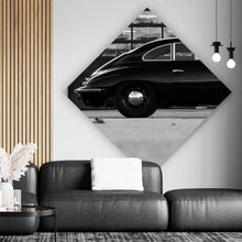 Lade das Bild in den Galerie-Viewer, Aluminiumbild Klassisches Auto vor Werkstattgebäude Raute