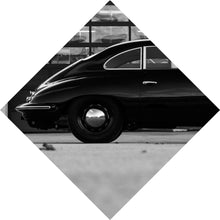 Lade das Bild in den Galerie-Viewer, Poster Klassisches Auto vor Werkstattgebäude Raute
