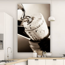 Lade das Bild in den Galerie-Viewer, Leinwandbild Korkenzieher öffnet Weinflasche Nahaufnahme Hochformat