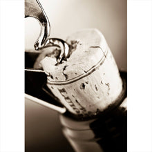 Lade das Bild in den Galerie-Viewer, Aluminiumbild gebürstet Korkenzieher öffnet Weinflasche Nahaufnahme Hochformat