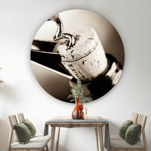 Lade das Bild in den Galerie-Viewer, Aluminiumbild Korkenzieher öffnet Weinflasche Nahaufnahme Kreis