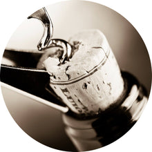 Lade das Bild in den Galerie-Viewer, Aluminiumbild gebürstet Korkenzieher öffnet Weinflasche Nahaufnahme Kreis