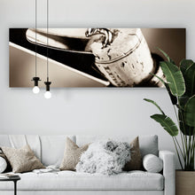 Lade das Bild in den Galerie-Viewer, Acrylglasbild Korkenzieher öffnet Weinflasche Nahaufnahme Panorama