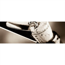 Lade das Bild in den Galerie-Viewer, Spannrahmenbild Korkenzieher öffnet Weinflasche Nahaufnahme Panorama