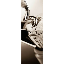 Lade das Bild in den Galerie-Viewer, Spannrahmenbild Korkenzieher öffnet Weinflasche Nahaufnahme Panorama Hoch