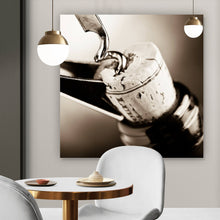 Lade das Bild in den Galerie-Viewer, Aluminiumbild gebürstet Korkenzieher öffnet Weinflasche Nahaufnahme Quadrat