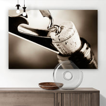 Lade das Bild in den Galerie-Viewer, Acrylglasbild Korkenzieher öffnet Weinflasche Nahaufnahme Querformat