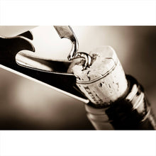 Lade das Bild in den Galerie-Viewer, Poster Korkenzieher öffnet Weinflasche Nahaufnahme Querformat