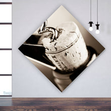 Lade das Bild in den Galerie-Viewer, Acrylglasbild Korkenzieher öffnet Weinflasche Nahaufnahme Raute