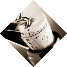 Lade das Bild in den Galerie-Viewer, Spannrahmenbild Korkenzieher öffnet Weinflasche Nahaufnahme Raute