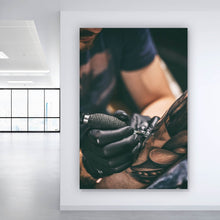 Lade das Bild in den Galerie-Viewer, Acrylglasbild Künstler beim Tätowieren eines Tattoo Hochformat