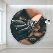 Lade das Bild in den Galerie-Viewer, Aluminiumbild gebürstet Künstler beim Tätowieren eines Tattoo Kreis