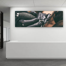 Lade das Bild in den Galerie-Viewer, Spannrahmenbild Künstler beim Tätowieren eines Tattoo Panorama