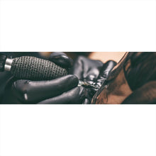 Lade das Bild in den Galerie-Viewer, Spannrahmenbild Künstler beim Tätowieren eines Tattoo Panorama