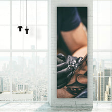 Lade das Bild in den Galerie-Viewer, Aluminiumbild gebürstet Künstler beim Tätowieren eines Tattoo Panorama Hoch
