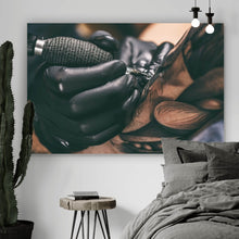 Lade das Bild in den Galerie-Viewer, Aluminiumbild Künstler beim Tätowieren eines Tattoo Querformat
