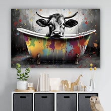 Lade das Bild in den Galerie-Viewer, Leinwandbild Kuh in bunter Badewanne Querformat
