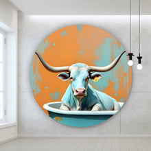 Lade das Bild in den Galerie-Viewer, Aluminiumbild Kuh mit langen Hörnern in Badewanne Kreis