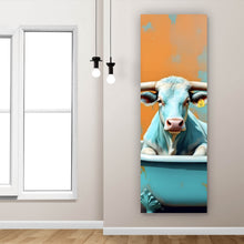 Lade das Bild in den Galerie-Viewer, Spannrahmenbild Kuh mit langen Hörnern in Badewanne Panorama Hoch
