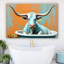Lade das Bild in den Galerie-Viewer, Leinwandbild Kuh mit langen Hörnern in Badewanne Querformat