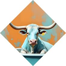 Lade das Bild in den Galerie-Viewer, Leinwandbild Kuh mit langen Hörnern in Badewanne Raute