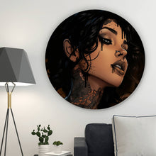 Lade das Bild in den Galerie-Viewer, Aluminiumbild gebürstet Lazive Frau mit Tätowierungen Kreis