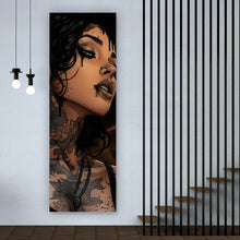 Lade das Bild in den Galerie-Viewer, Poster Lazive Frau mit Tätowierungen Panorama Hoch