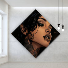 Lade das Bild in den Galerie-Viewer, Aluminiumbild gebürstet Lazive Frau mit Tätowierungen Raute