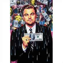 Lade das Bild in den Galerie-Viewer, Poster Leonardo mit Geldschein vor buntem Hintergrund Hochformat