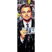 Lade das Bild in den Galerie-Viewer, Poster Leonardo mit Geldschein vor buntem Hintergrund Panorama Hoch