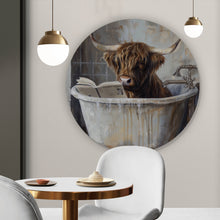Lade das Bild in den Galerie-Viewer, Aluminiumbild gebürstet Lesendes Hochland Rind in der Badewanne Kreis