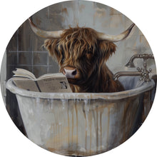 Lade das Bild in den Galerie-Viewer, Aluminiumbild gebürstet Lesendes Hochland Rind in der Badewanne Kreis