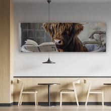 Lade das Bild in den Galerie-Viewer, Poster Lesendes Hochland Rind in der Badewanne Panorama